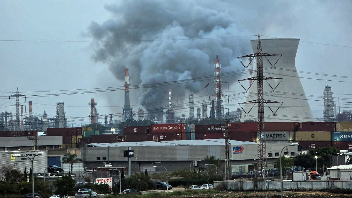 Columna de fume na refinería de Haifa, este xoves (Reuters)