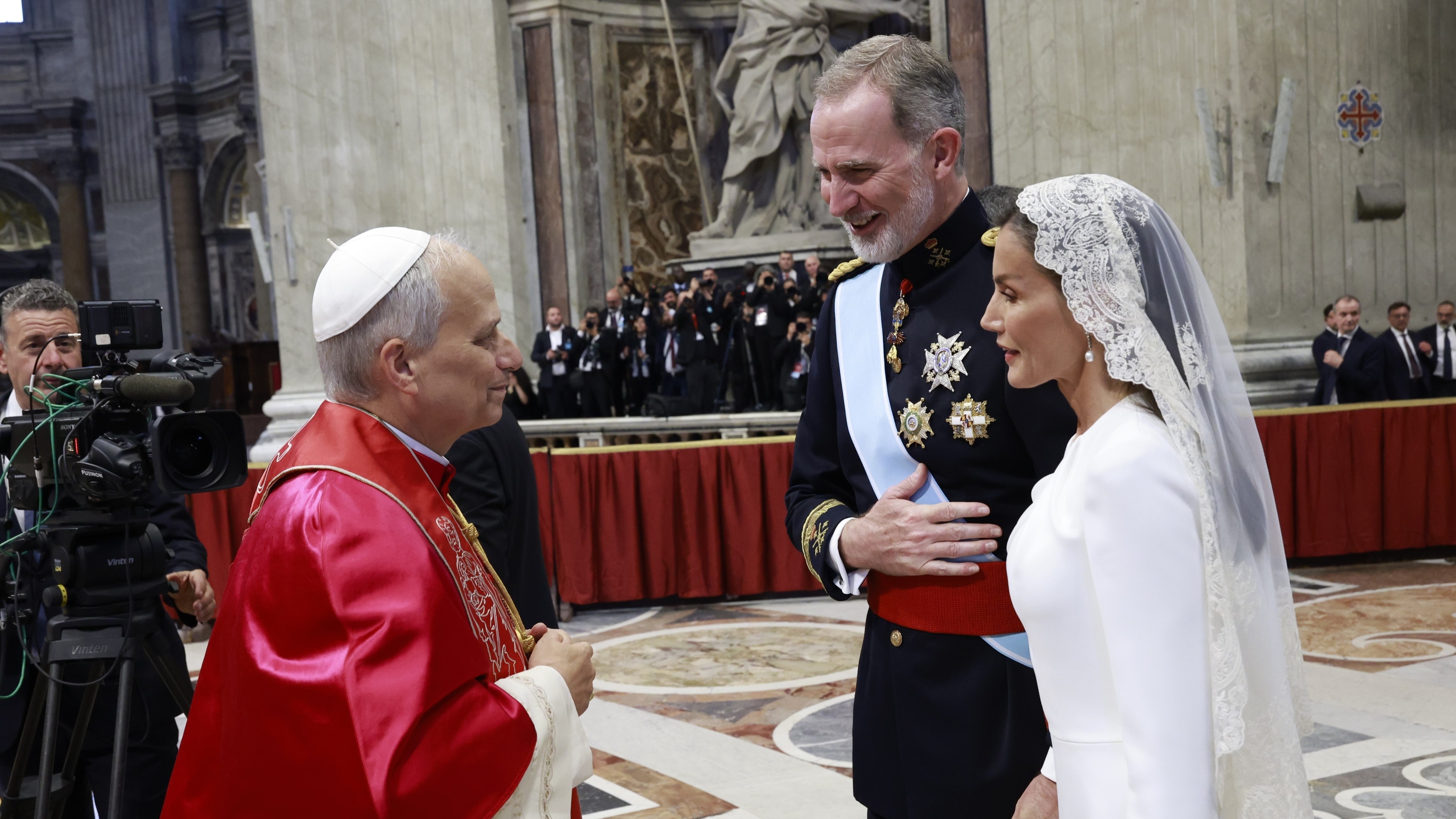 Os reis de España saúdan o papa León XIV tras a misa de inicio do pontificado (Europa Press/Casa Real)