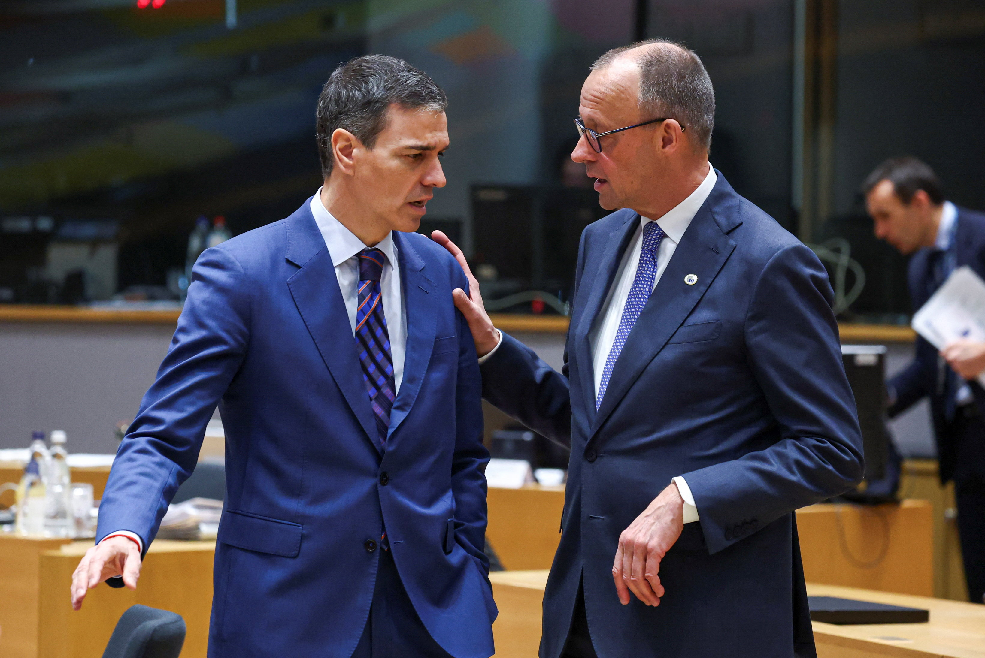 O presidente do Goberno conversa con chanceler alemán no Consello Europeo celebrado este xoves en Bruxelas. Reuters