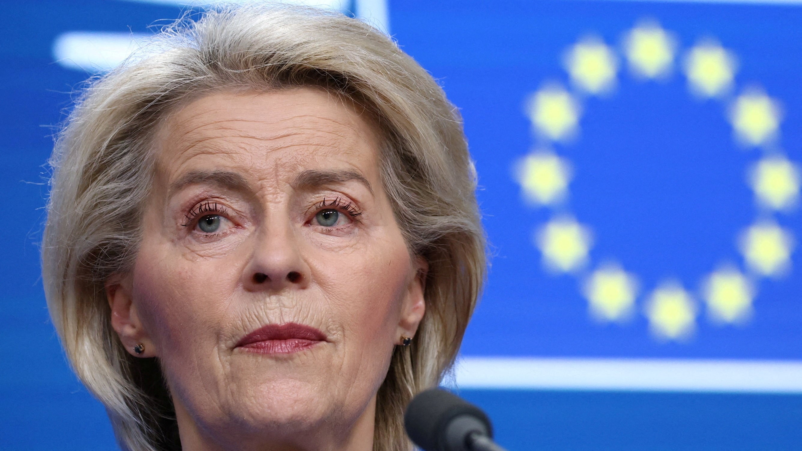 A presidenta da Comisión Europea Ursula von der Leyen asiste a unha conferencia de prensa ao final do cumio de líderes da Unión Europea celebrada en Bruxelas, Bélxica / REUTERS / Yves Herman