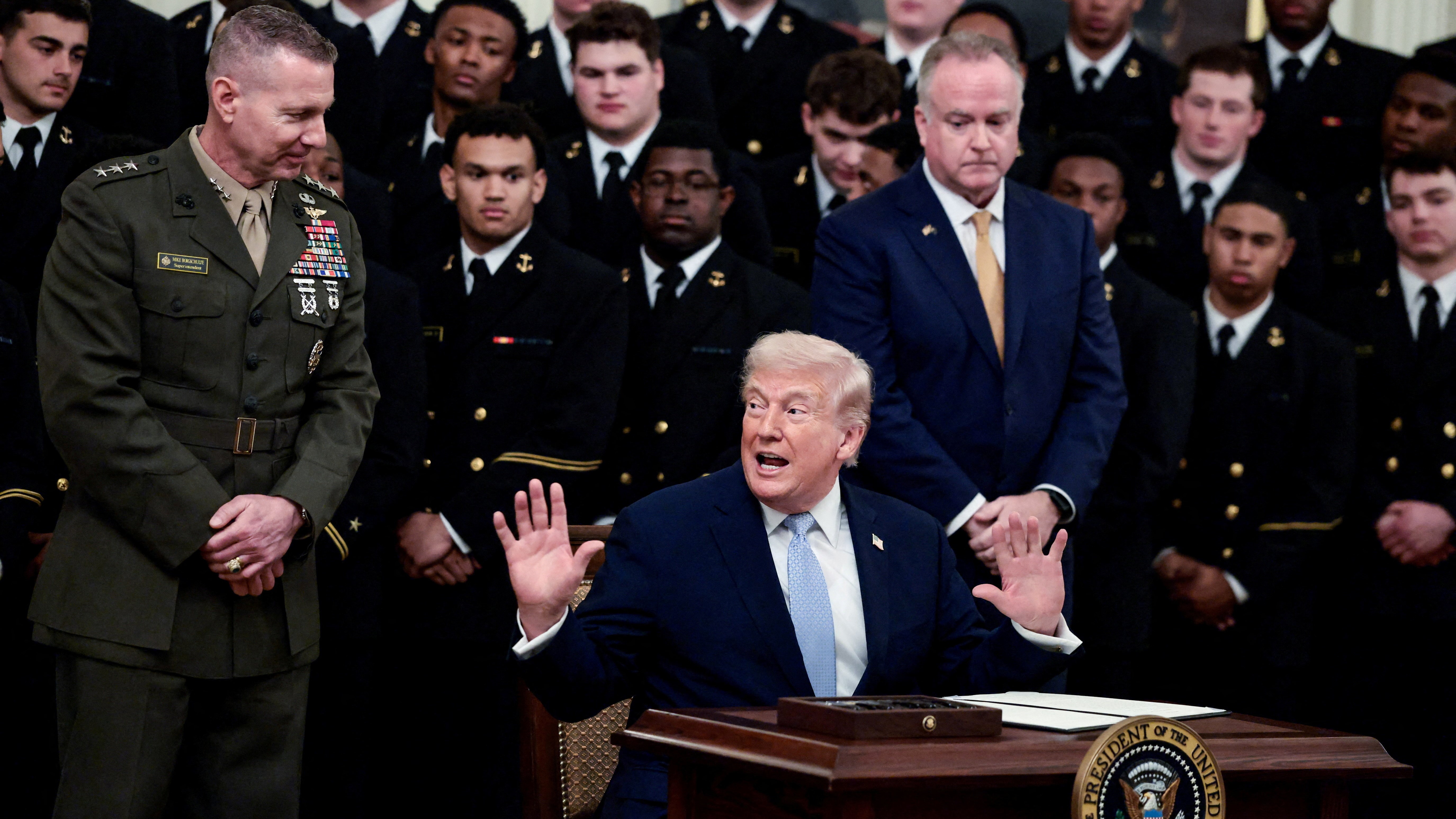 O presidente dos EUA, este venres nun acto con militares en Washington ( REUTERS/Evelyn Hockstein)