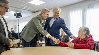 Alfonso Rueda e o alcalde, na inauguración da residencia de Xunqueira de Ambía EFE/Brais Lorenzo