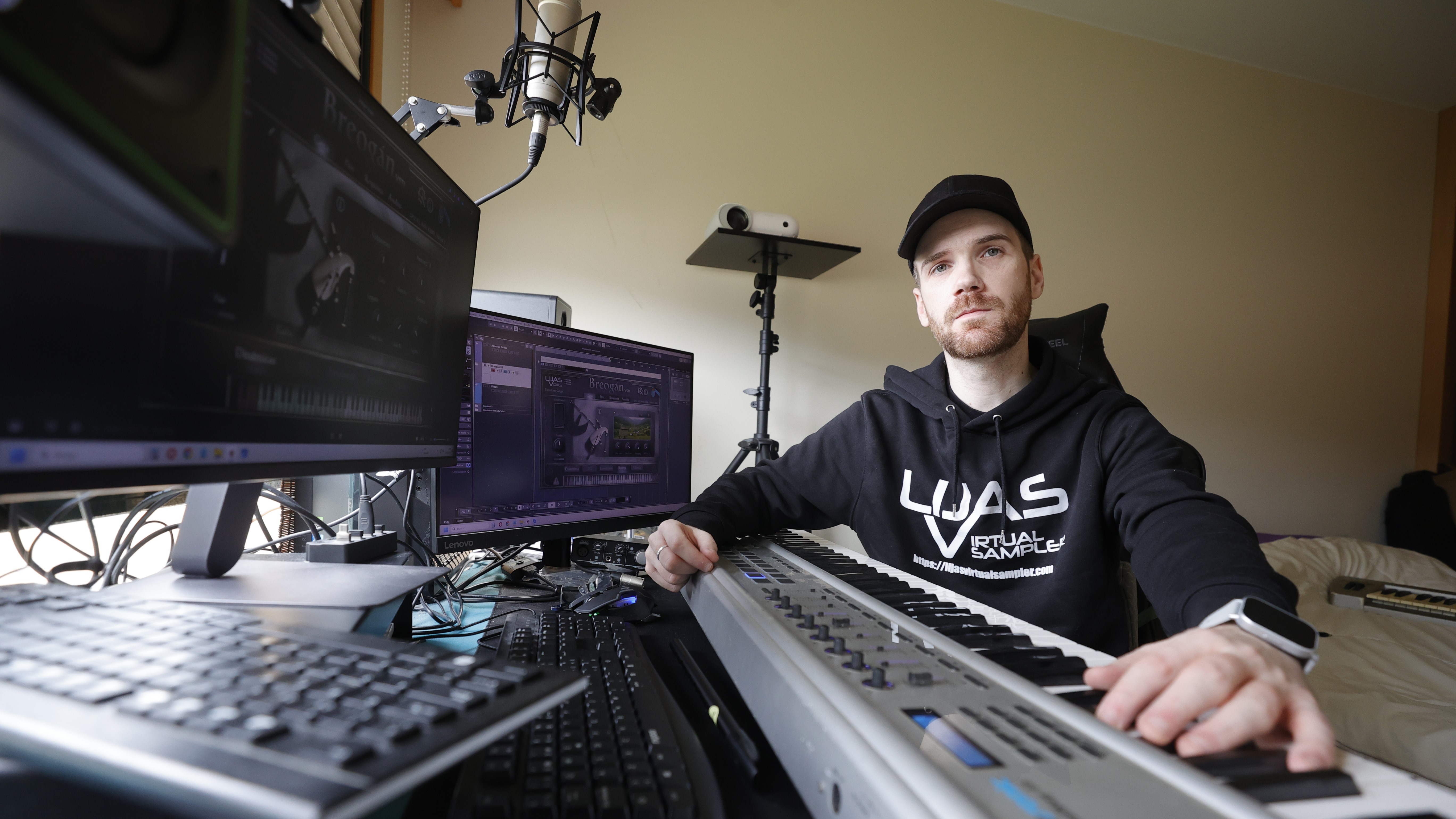 Carlos Lijó, creador da primeira gaita galega virtual, no seu estudio. EFE/Cabalar