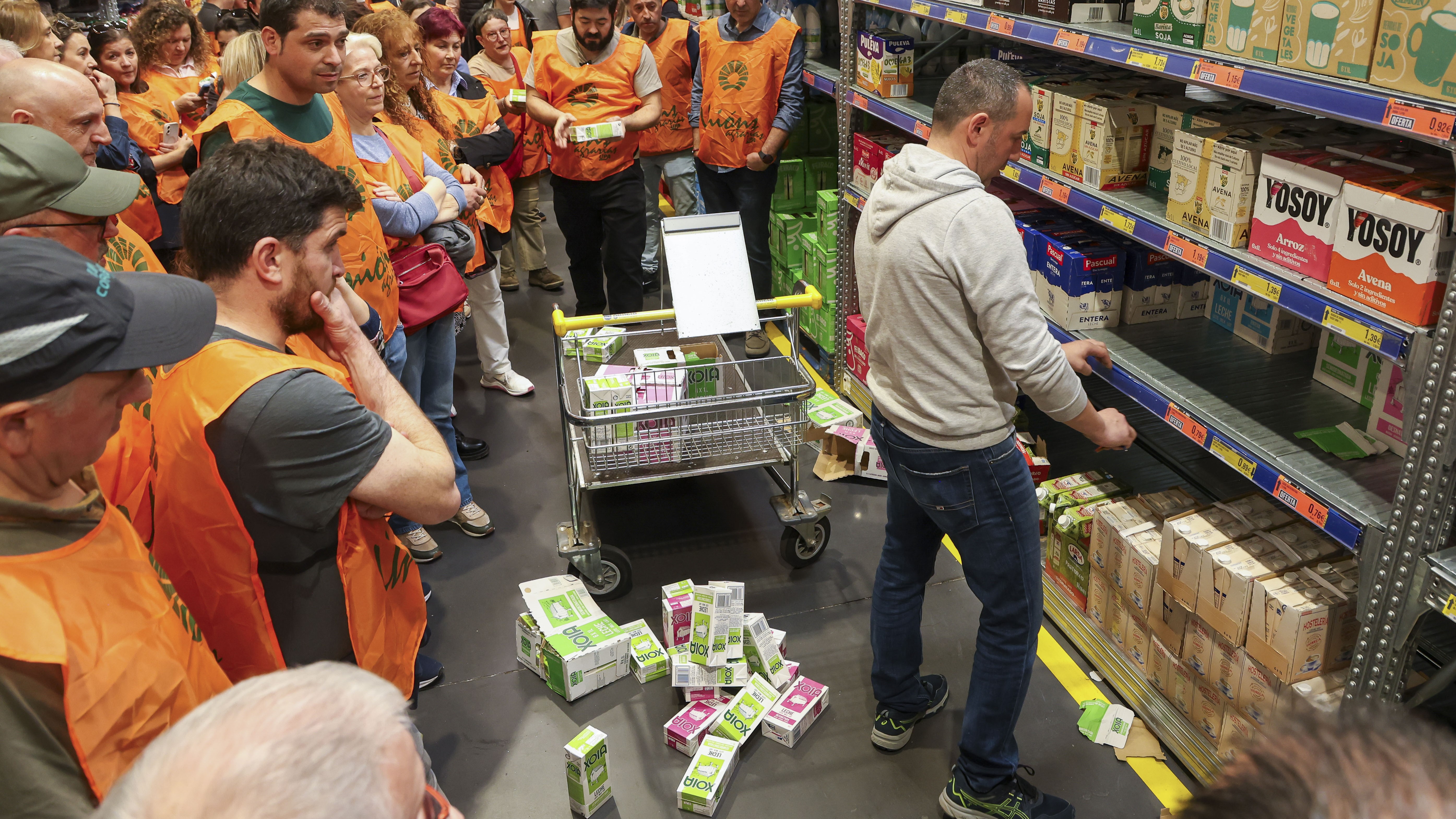 Unións Agrarias convocou durante os últimos días diversas mobilizacións en contra da baixada do prezo do leite (EFE/Xoán Rey)