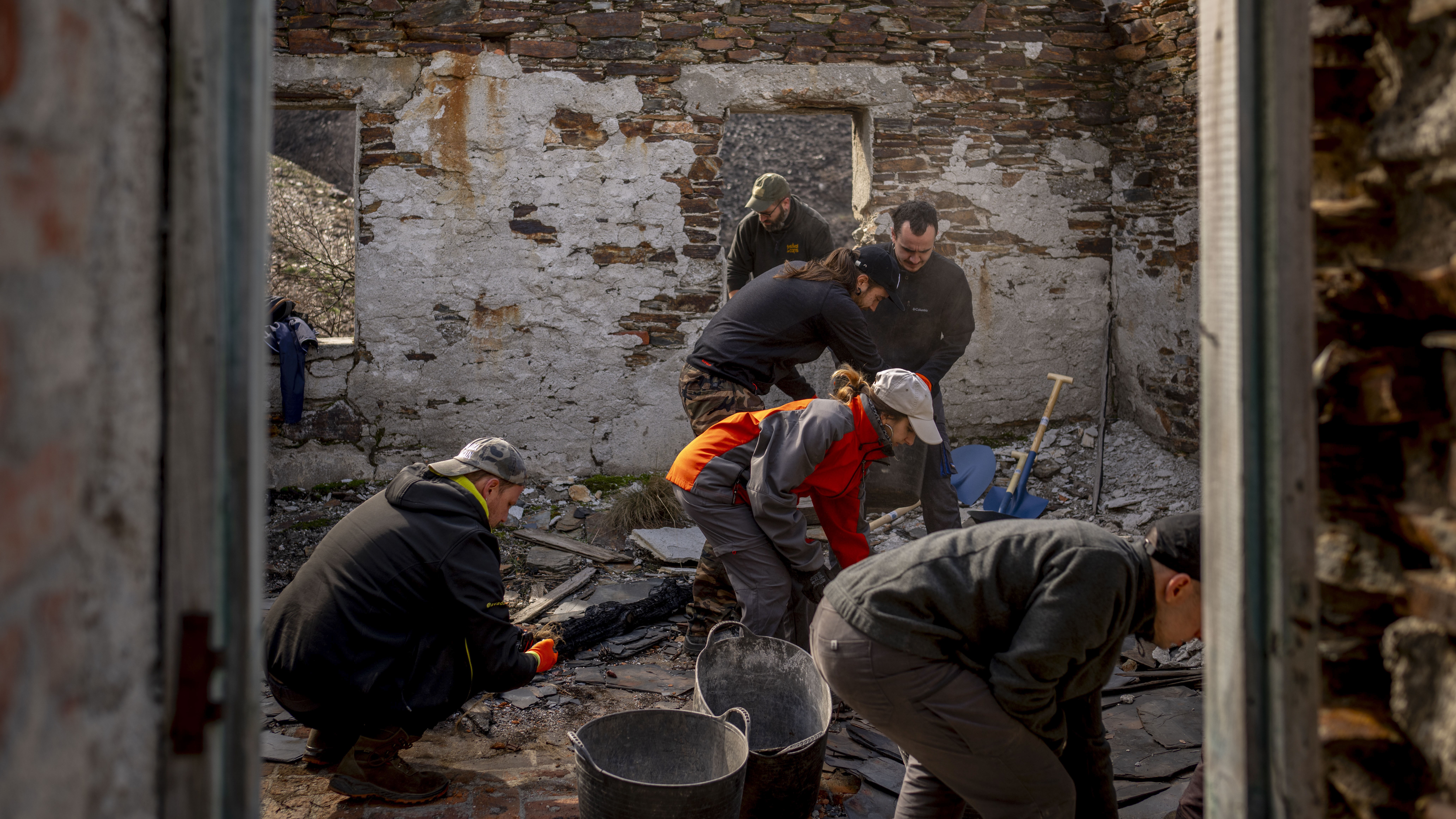 Un grupo de veinte personas achegáronse ata os Montes de Trevinca para retirar de entullos as estructuras da mina de Valborraz. EFE/Brais Lorenzo