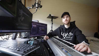 Carlos Lijó, creador da primeira gaita galega virtual, no seu estudio. EFE/Cabalar