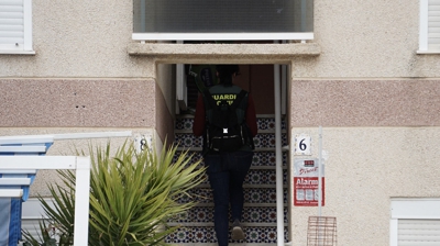 Axentes da Garda Civil entran no domicilio onde aconteceron os feitos. EFE/Pablo Miranzo