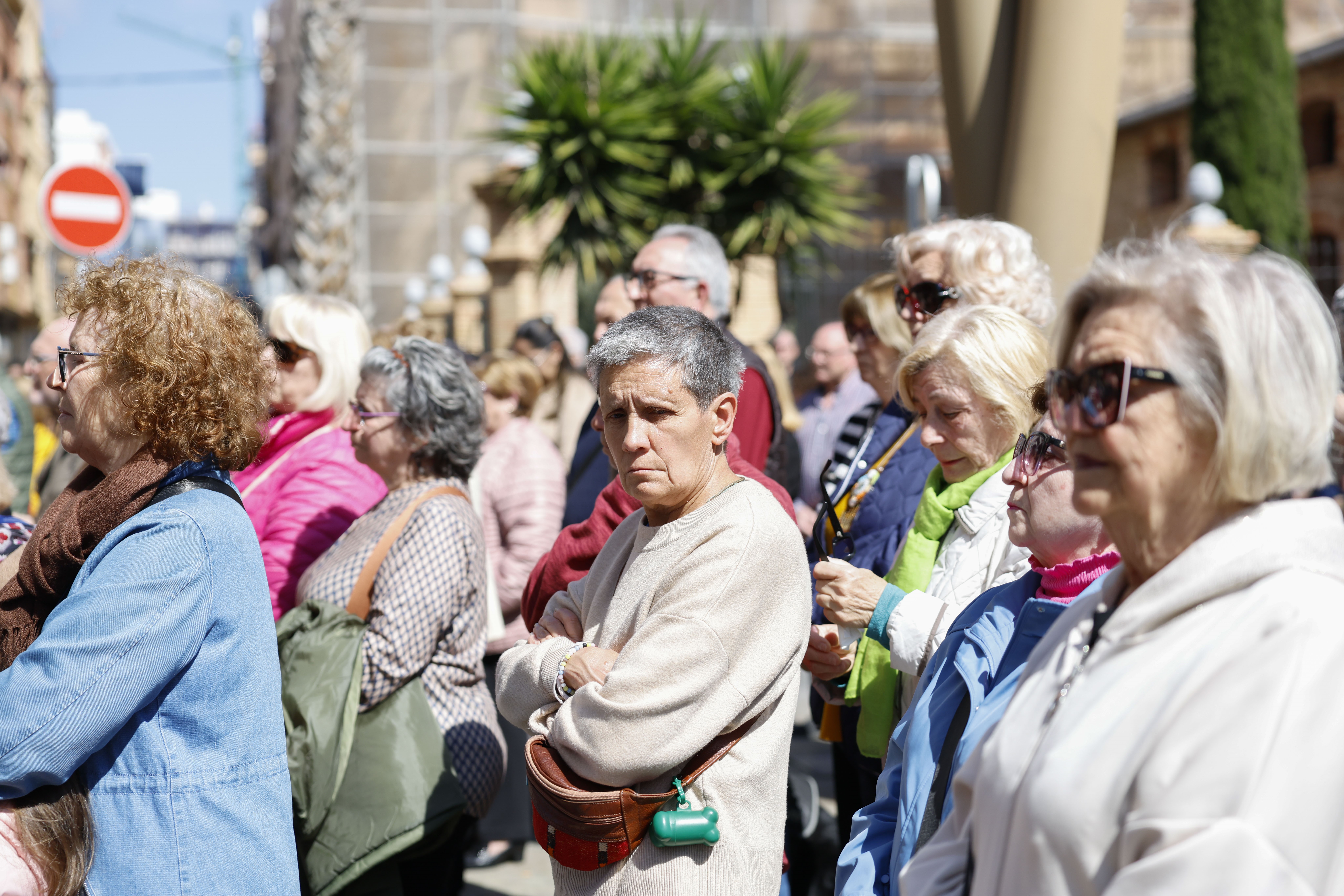 Veciños de Torrevieja gardan un minuto de silencio. EFE/ Pablo Miranzo