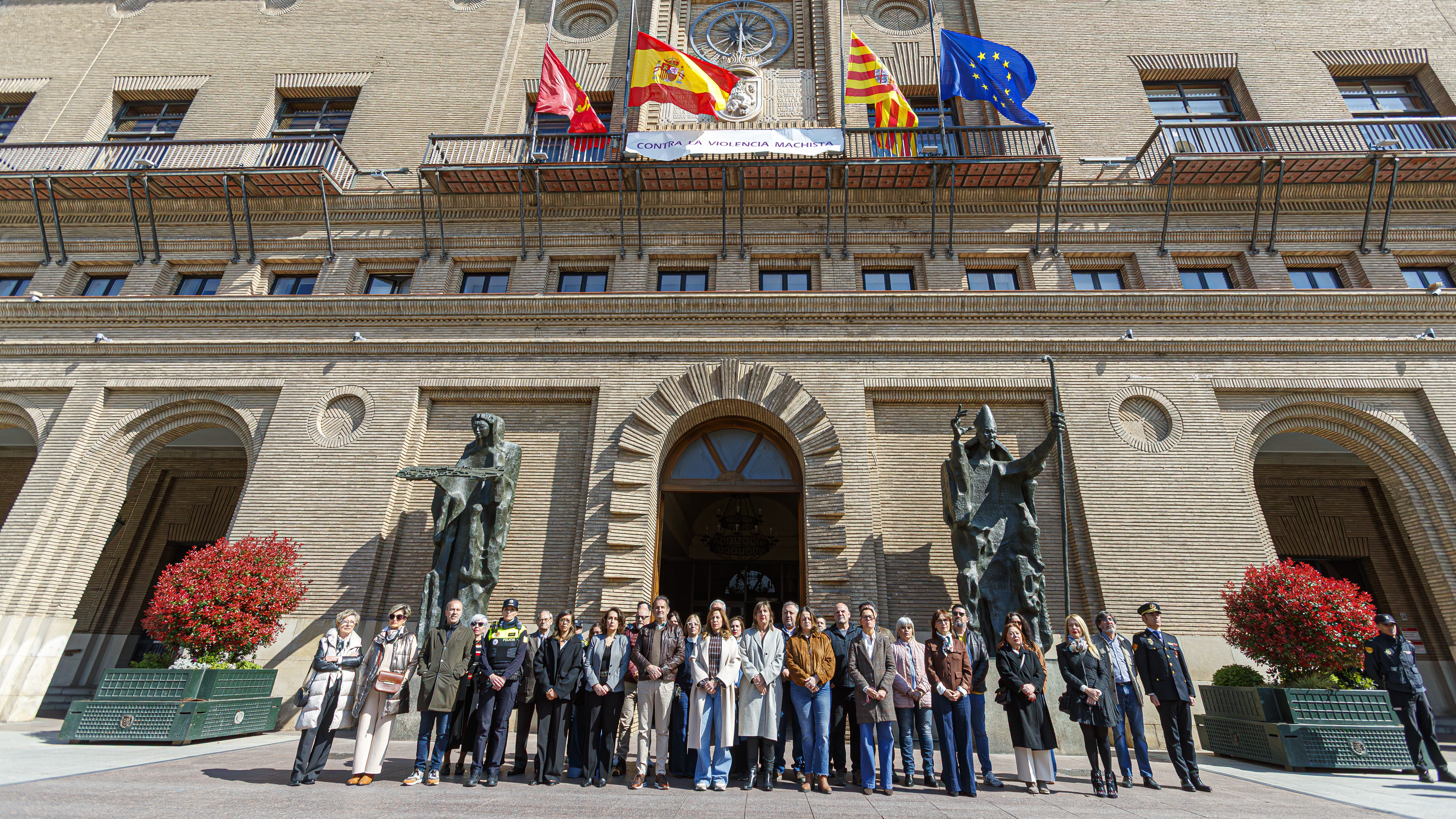 Minuto de silencio convocado polo concello de Zaragoza. EFE/Javier Belver