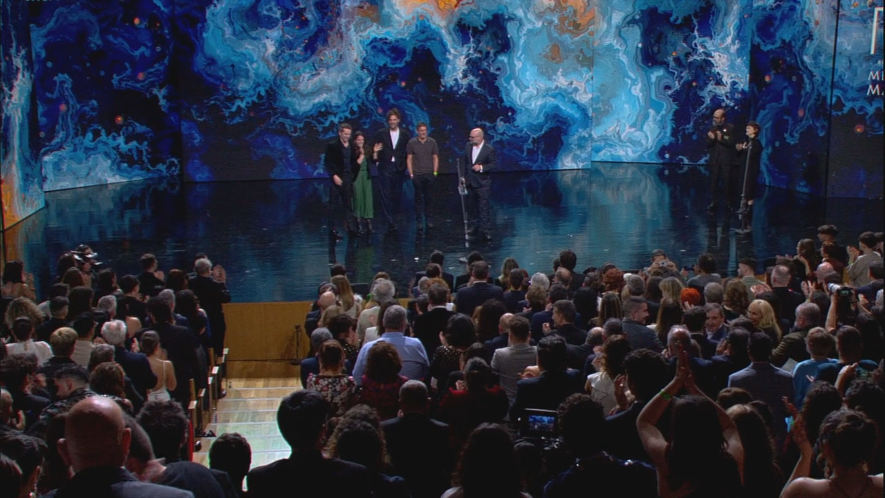 O equipo de Sirat recolle o premio a Mellor Longametraxe