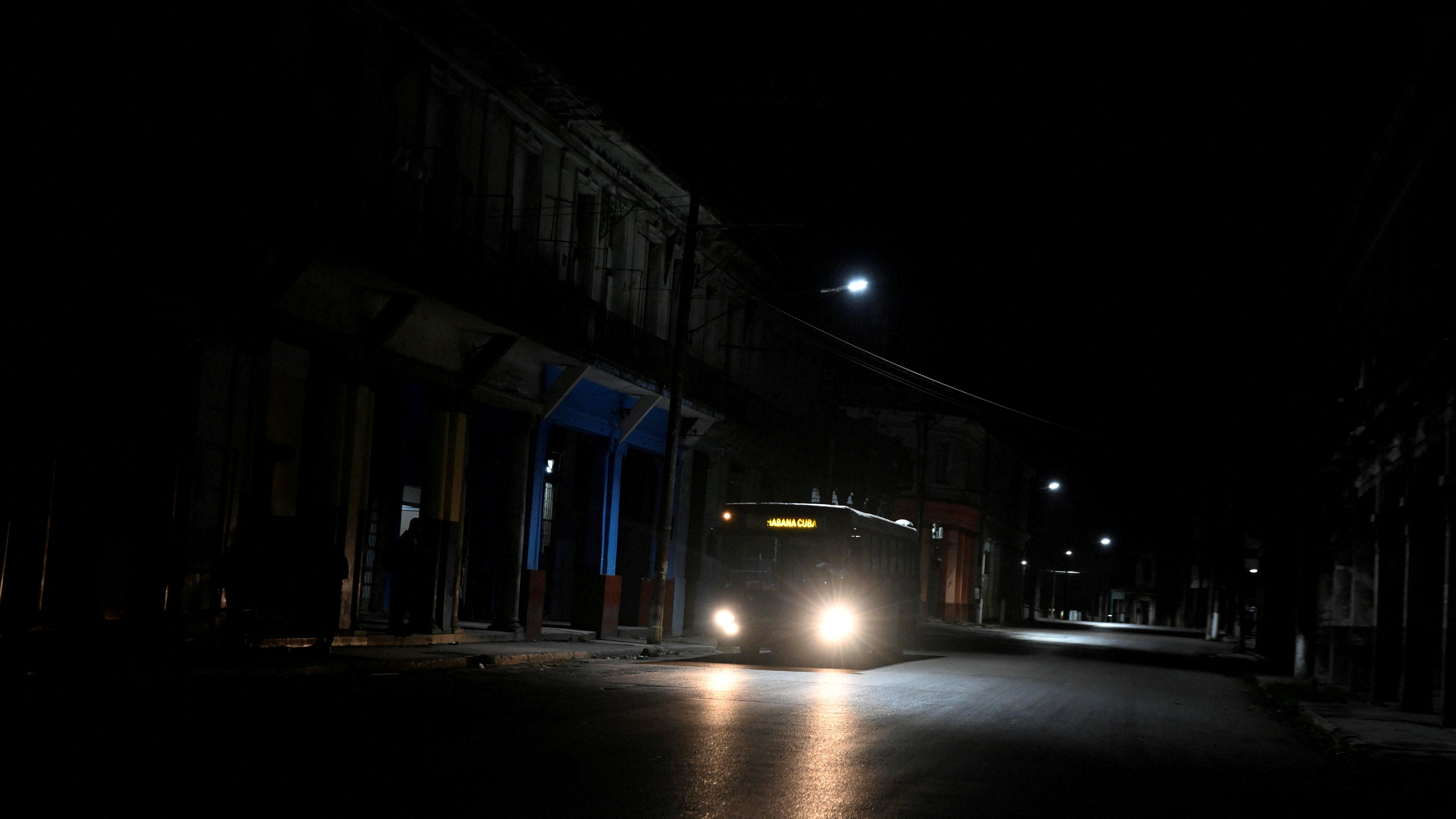 Un autobús circula por unha rúa escura mentres Cuba inicia os esforzos para restablecer a subministración eléctrica tras o colapso da súa rede por segunda vez nunha semana, A Habana, Cuba, 22 de marzo de 2026. REUTERS/Norlys Perez TPX
