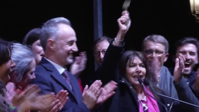 O socialista Emmanuel Grégoire recibe as chaves de París tras impoñerse á conservadora Rachida Dati (Reuters)