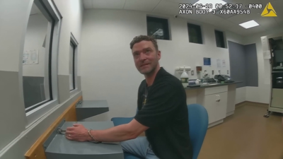 Justin Timberlake esposado na comisaría o día da súa detención