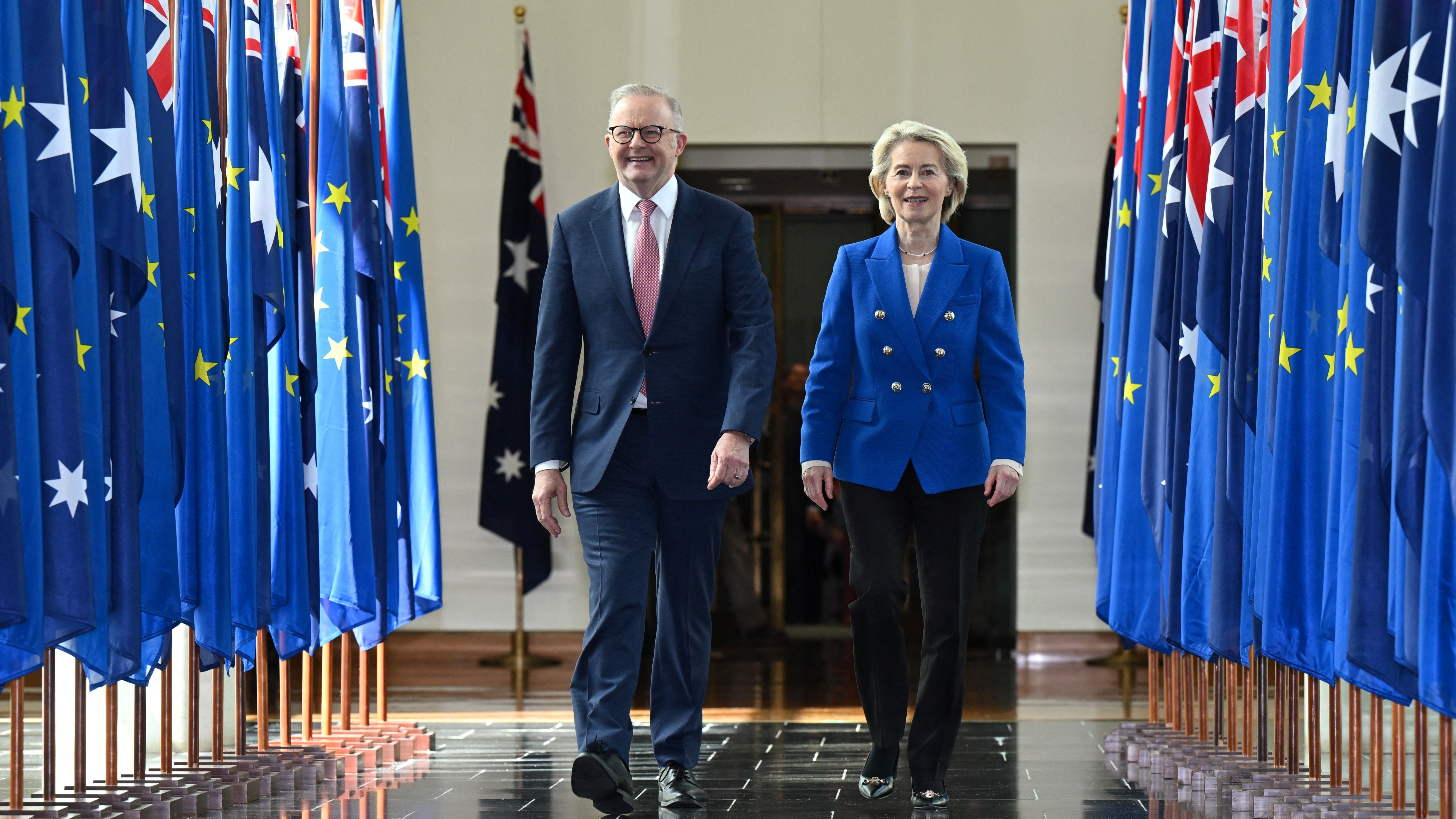 O primeiro ministro australiano, Anthony Albanese, e a presidenta da Comisión Europea, Ursula Von der Leyen, na sede do Parlamento en Camberra (Lukas Coch/APP/vía Reuters)