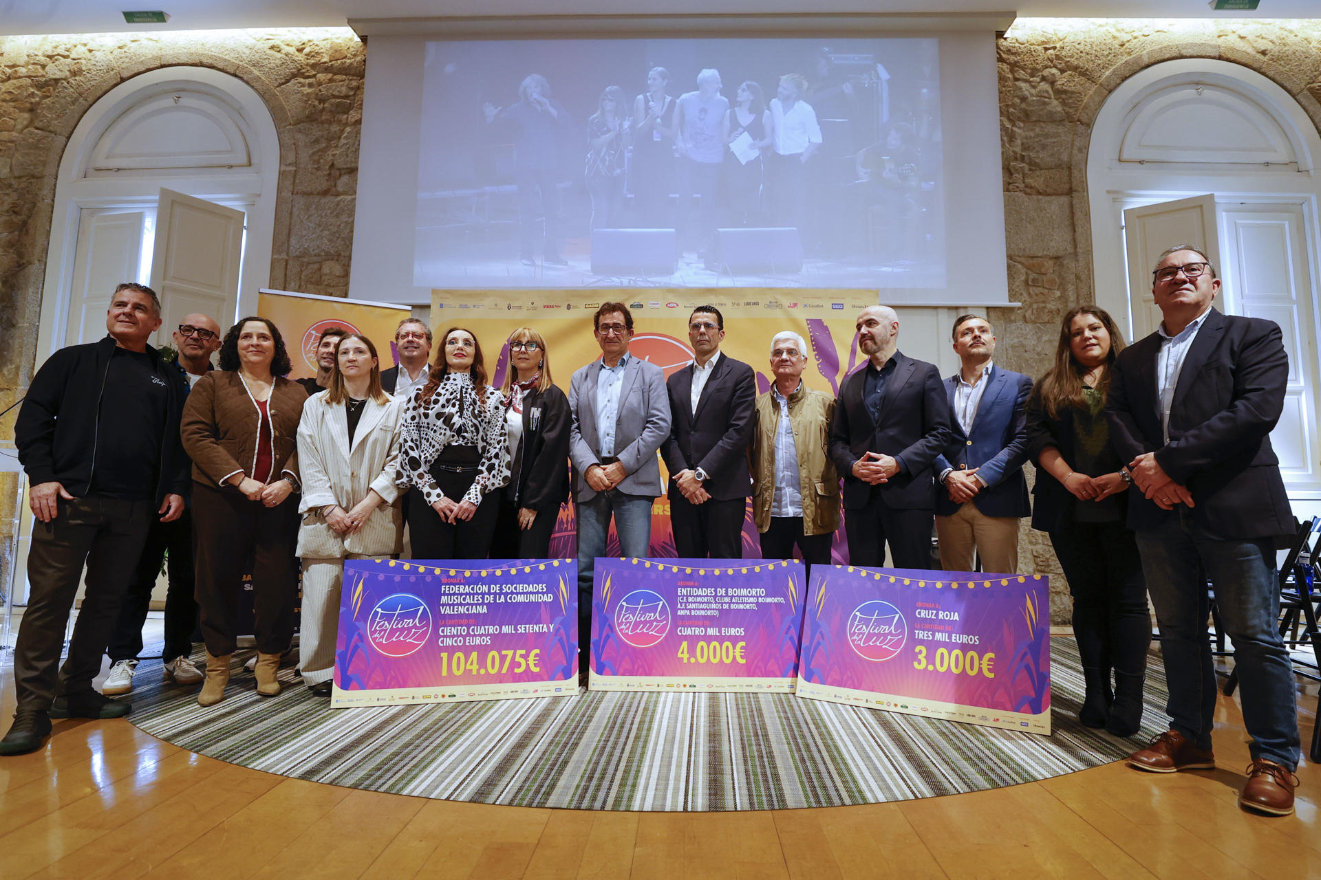 No acto deste martes entregáronse os 111.075 euros recadados o ano pasado de forma benéfica. EFE/Cabalar.