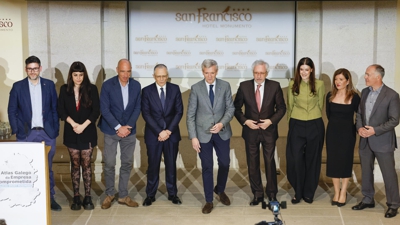 Alfonso Rueda(c) e Juan García (6e), CEO do Grupo Economía Dixital, pousan cos participantes na presentación da sexta edición do Atlas Galego da Empresa Comprometida, este martes en Santiago de Compostela. EFE/Lavandeira jr