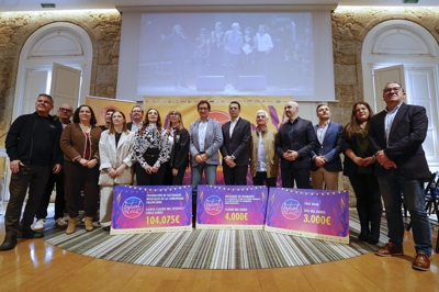 No acto deste martes entregáronse os 111.075 euros recadados o ano pasado de forma benéfica. EFE/Cabalar