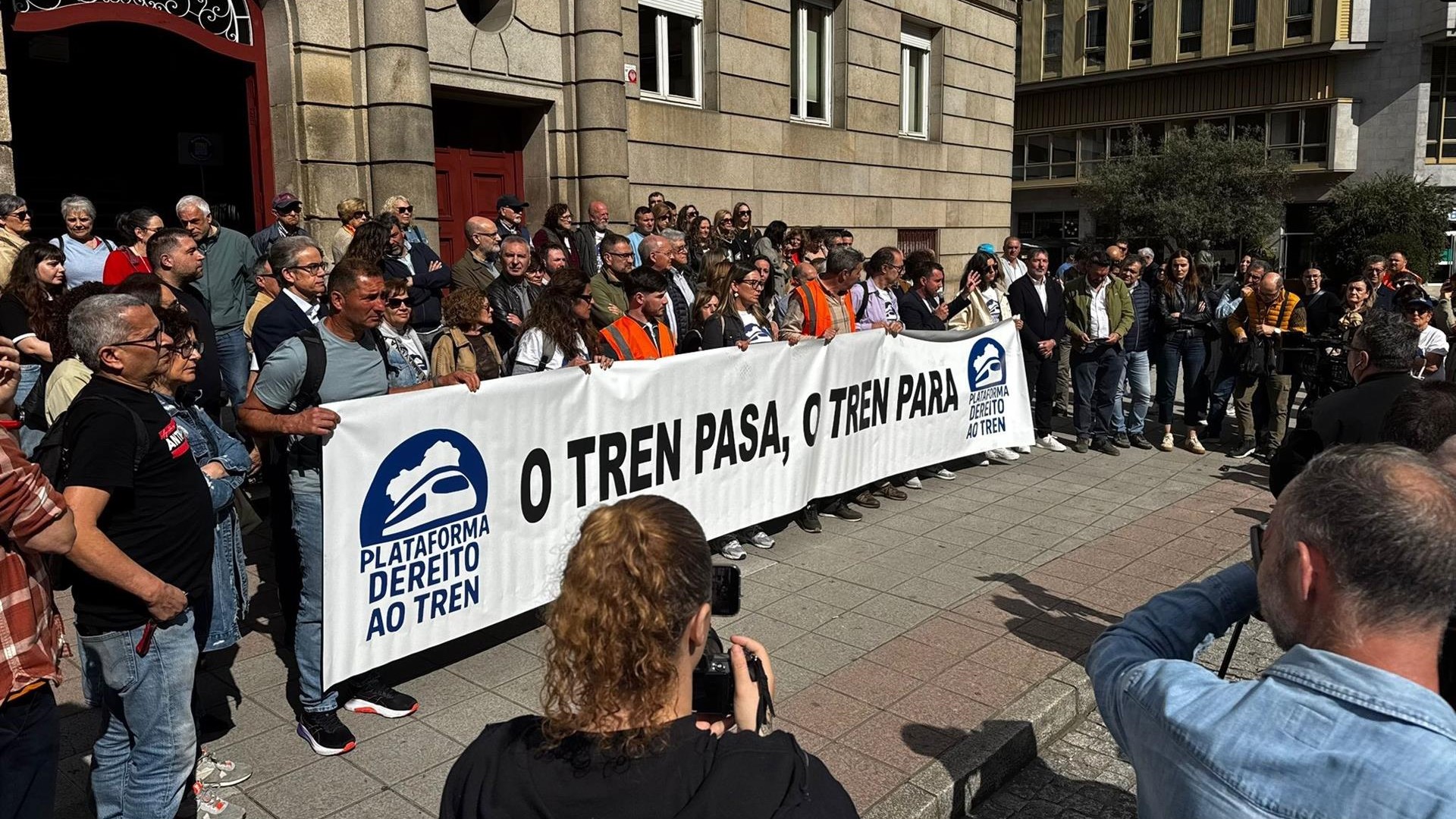 Protesta diante da Subdelegación do Goberno en Ourense este mércores (Europa Press)
