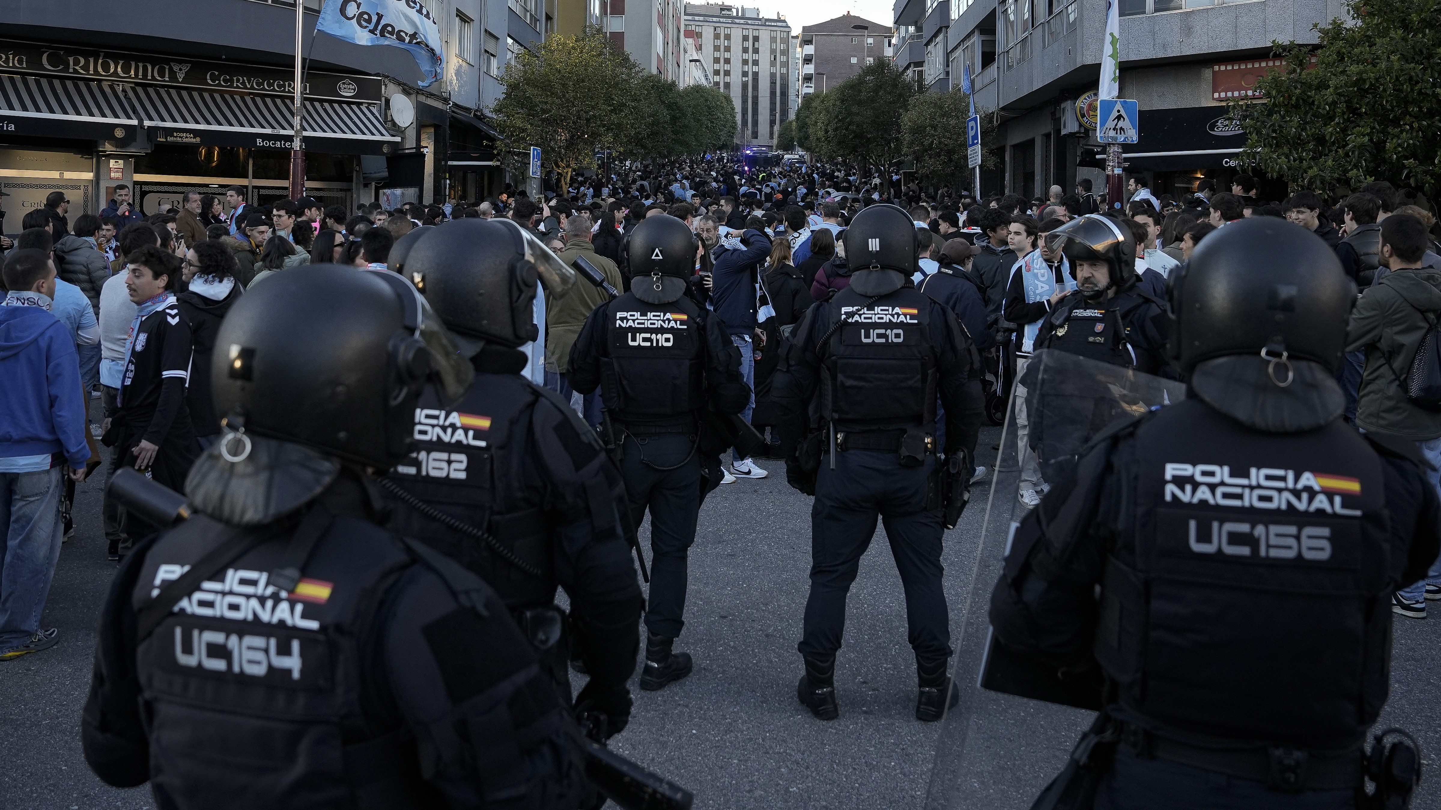 Despregamento policial en Vigo na previa do partido entre o Celta e o Olympique (Europa Press/Adrián Irago)