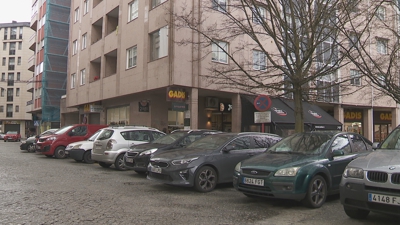 As prazas de carga e descarga dianrte dos supermercados aditan estar ocupadas por vehículos particulares.