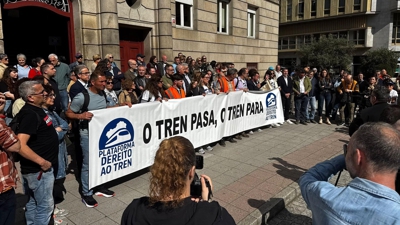 Protesta diante da Subdelegación do Goberno en Ourense este mércores (Europa Press)