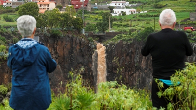 A auga corre con forza nun barranco en La Laguna, Tenerife (EFE/Alberto Valdés)