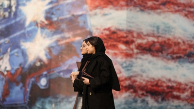 Dúas mulleres camiñan en Teherán ante un mural contra os EUA (Majid Asgaripour/WANA/Vía Reuters)