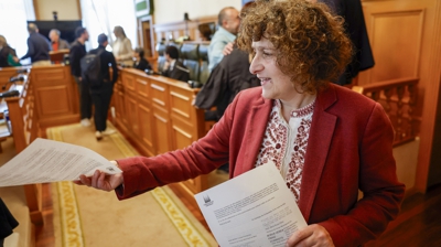 Goretti Sanmartín, alcaldesa de Santiago, este xoves no salón de plenos (EFE/Lavandeira jr)