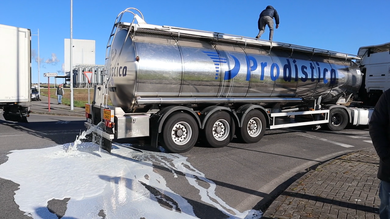 Gandeiros interceptaron unha cisterna con 15.000 litros de leite procedente de Portugal en Teixeiro