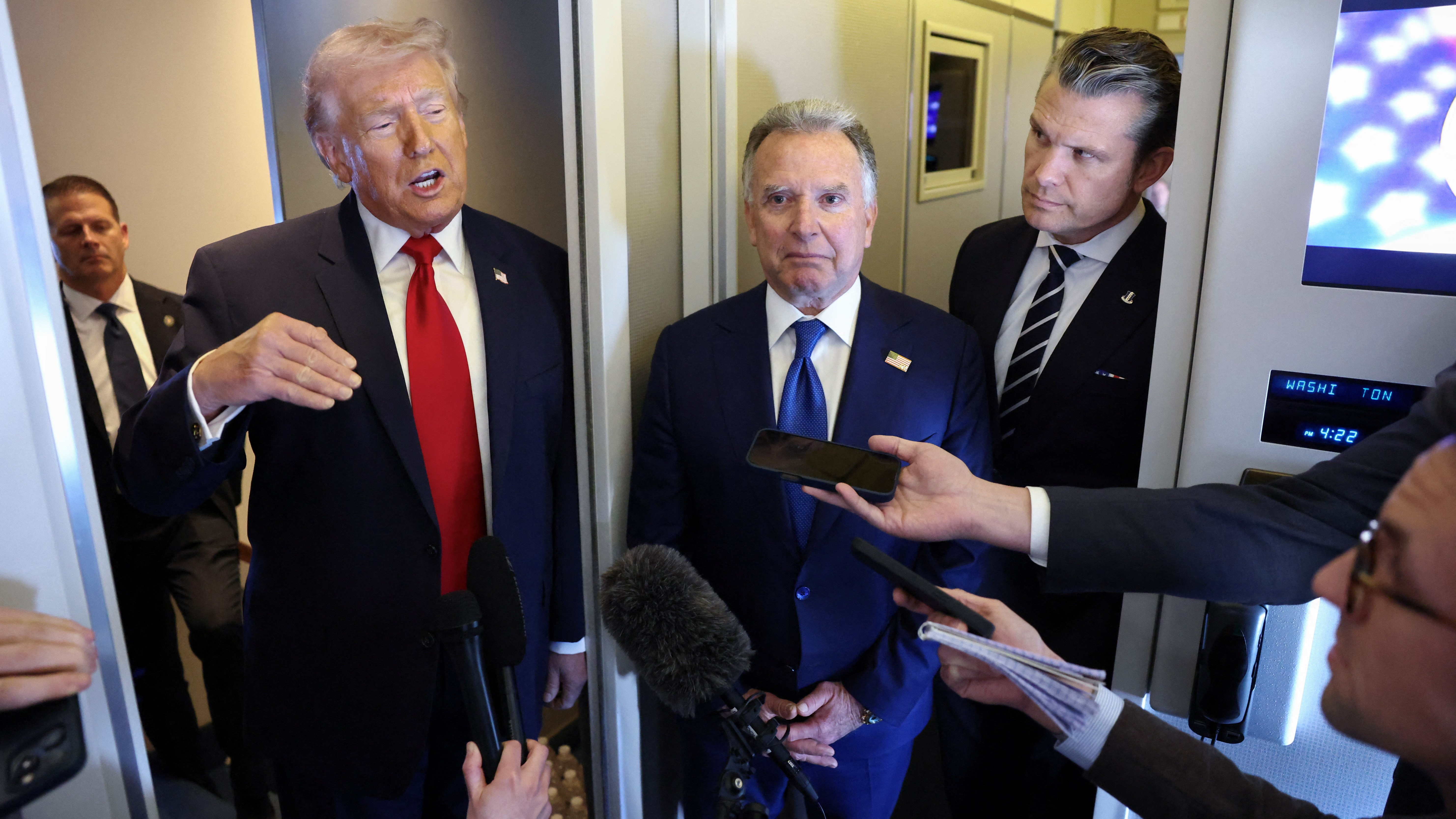 Trump, Witkoff e Hegseth, nunha imaxe de arquivo (REUTERS/Kevin Lamarque)