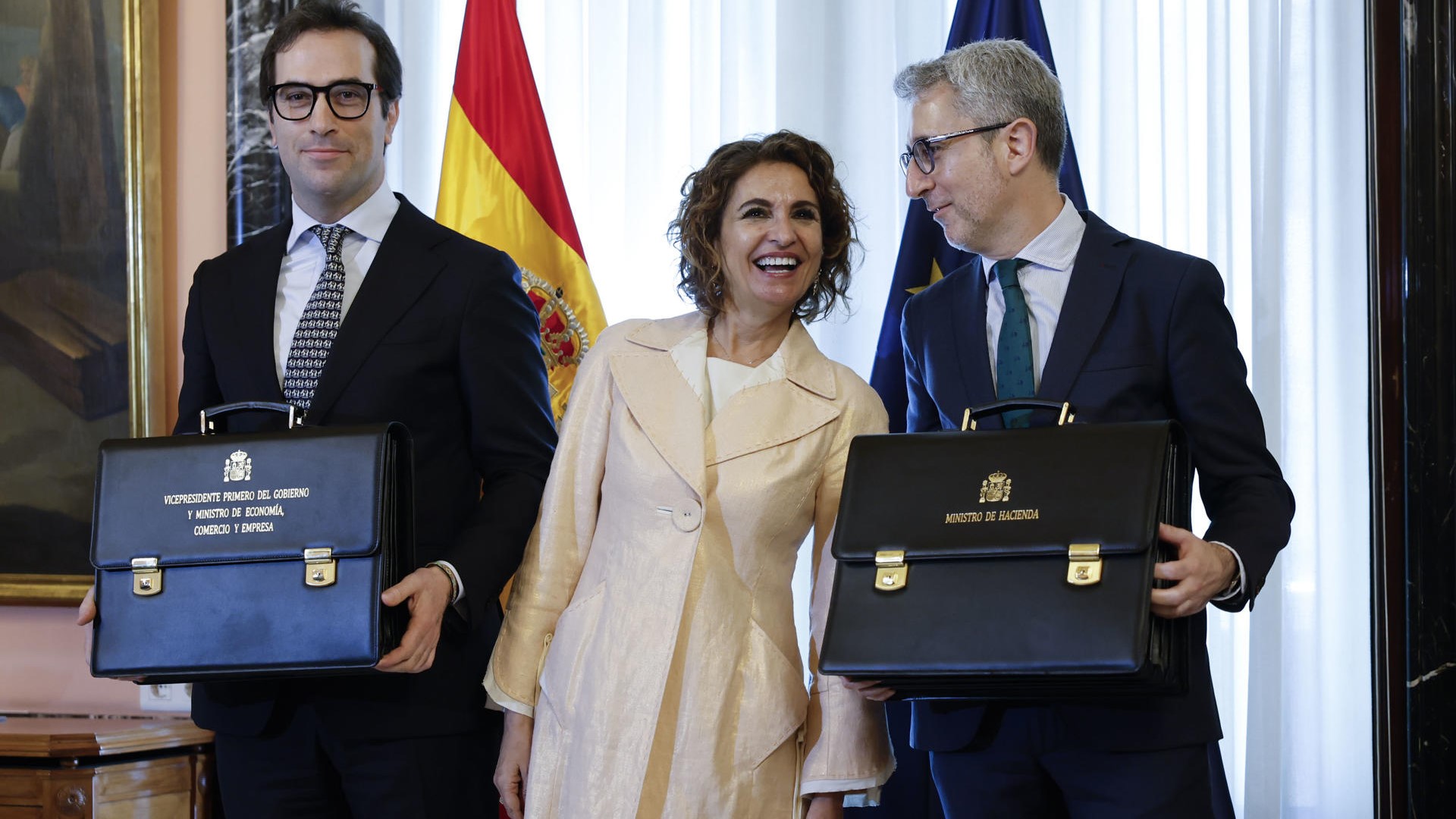 María Jesus Montero xunto co novo vicepresidente primeiro do Goberno e ministro de Economía, Carlos Cuerpo, e o novo ministro de Facenda, Arcadi España, durante el traspaso de carteiras celebrado no Ministerio de Facenda. (EFE/ Mariscal)