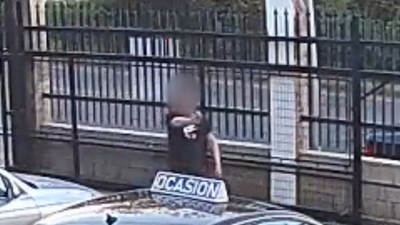 As cámaras de seguridade do negocio captaron o momento en que o individuo ameazaba cunha arma os empregados