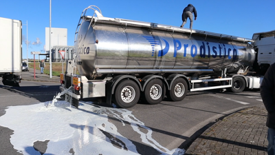 Gandeiros interceptaron unha cisterna con 15.000 litros de leite procedente de Portugal en Teixeiro