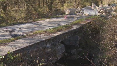 A vía está cortada pola caída dunha ponte sobre o rego do Cando