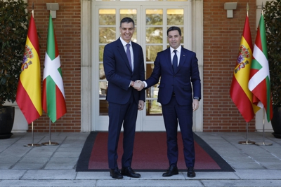 Pedro Sánchez recibe a Imanol Pradales na Moncloa. EFE/Chema Moya