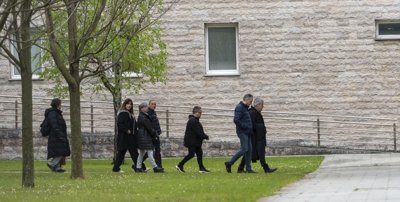 Compañeiros da operadora do 112 a súa chegada aos xulgados. EFE/Román G.Aguilera