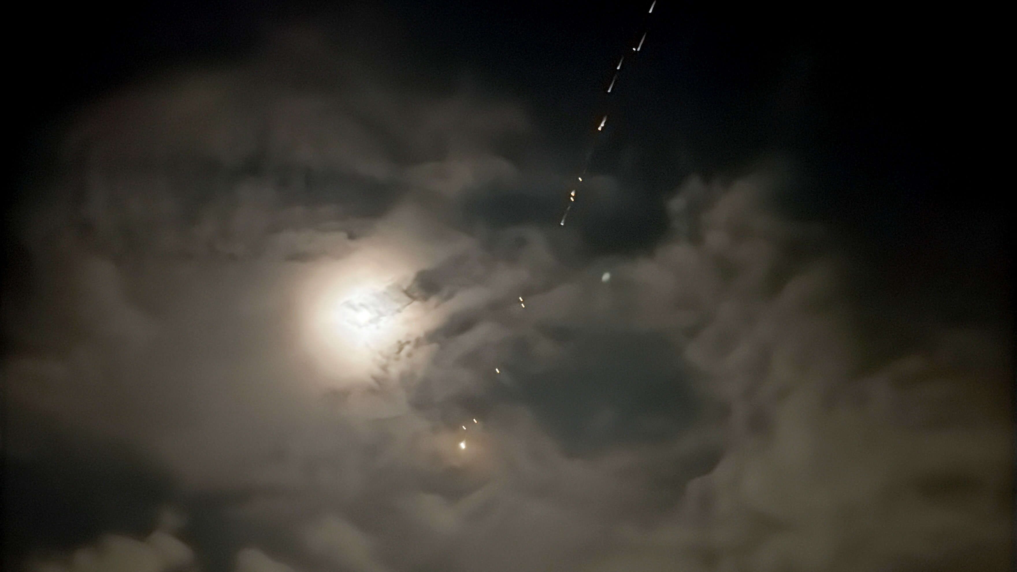 Un mísil iraniano voa cara a Israel. REUTERS/Ali Sawafta (foto de móbil)