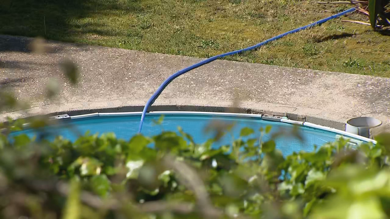 A piscina na que apareceu o corpo