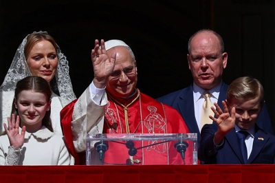 O papa saúda desde o balcón do Palacio de Mónaco. REUTERS/Guglielmo Mangiapane