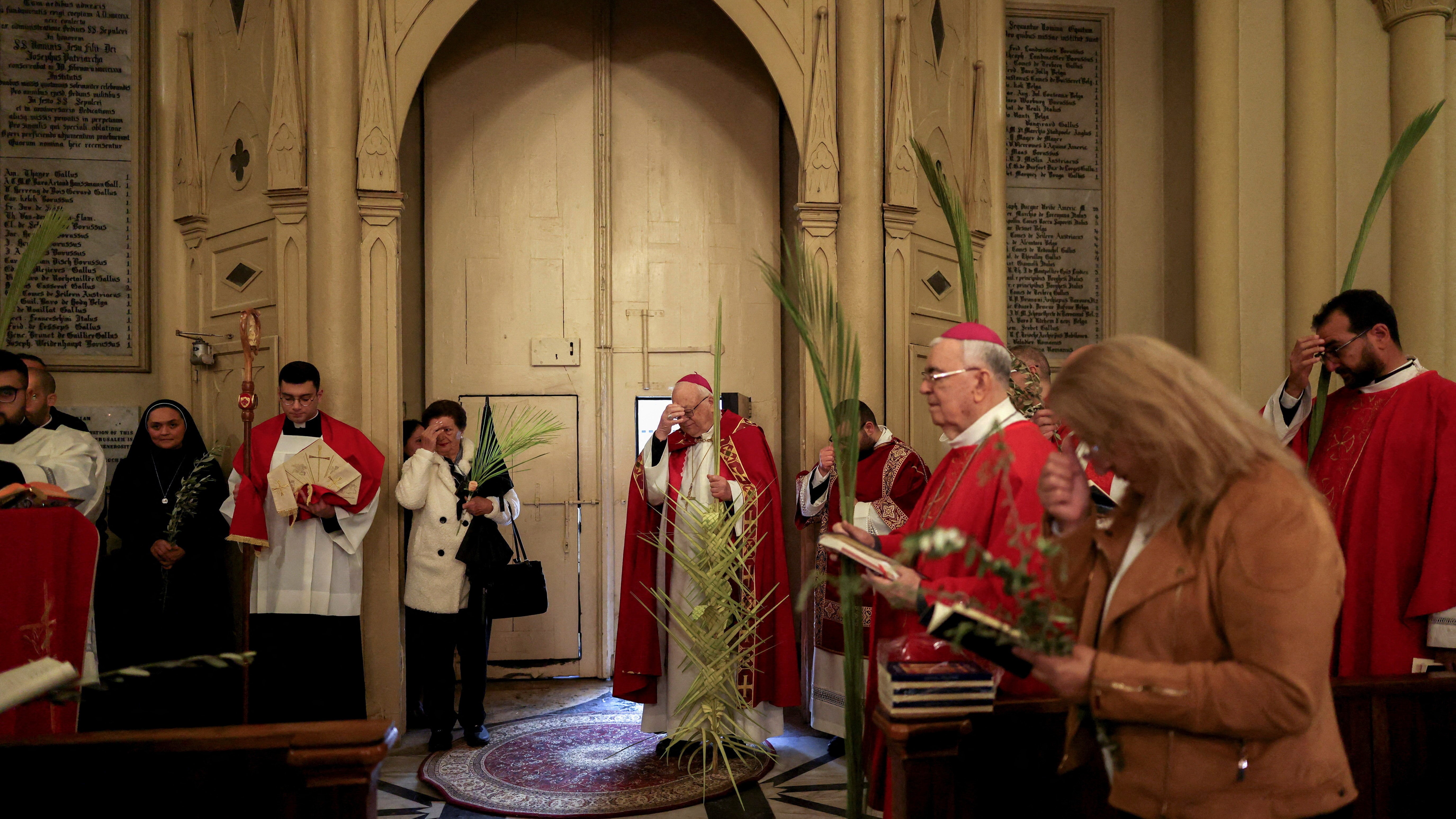 Fieis cristiáns na patriarquía latina de Xerusalén. REUTERS/Ammar Awad