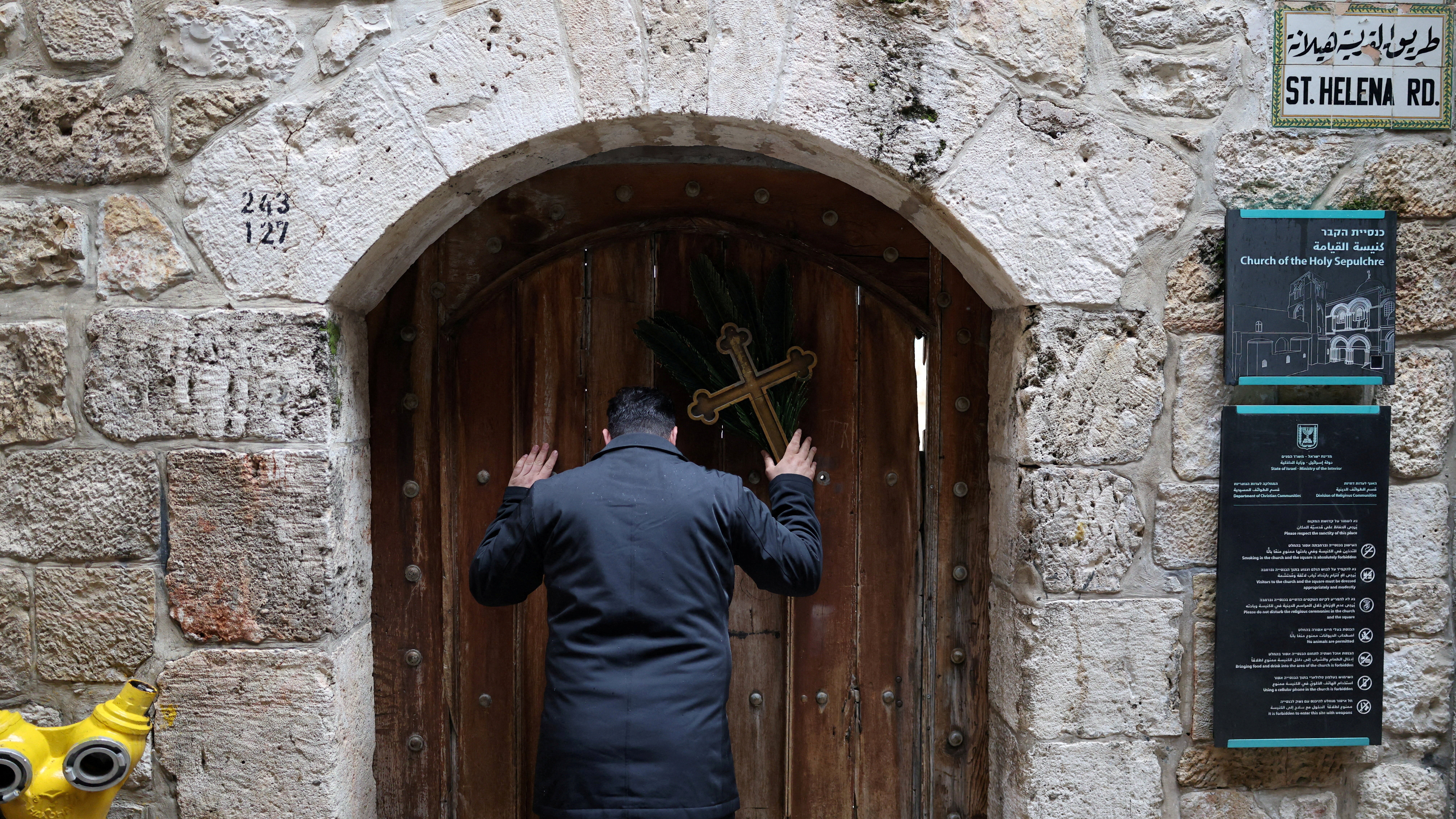 Un cristián palestino ás portas do Santo Sepulcro. REUTERS/Ammar Awad