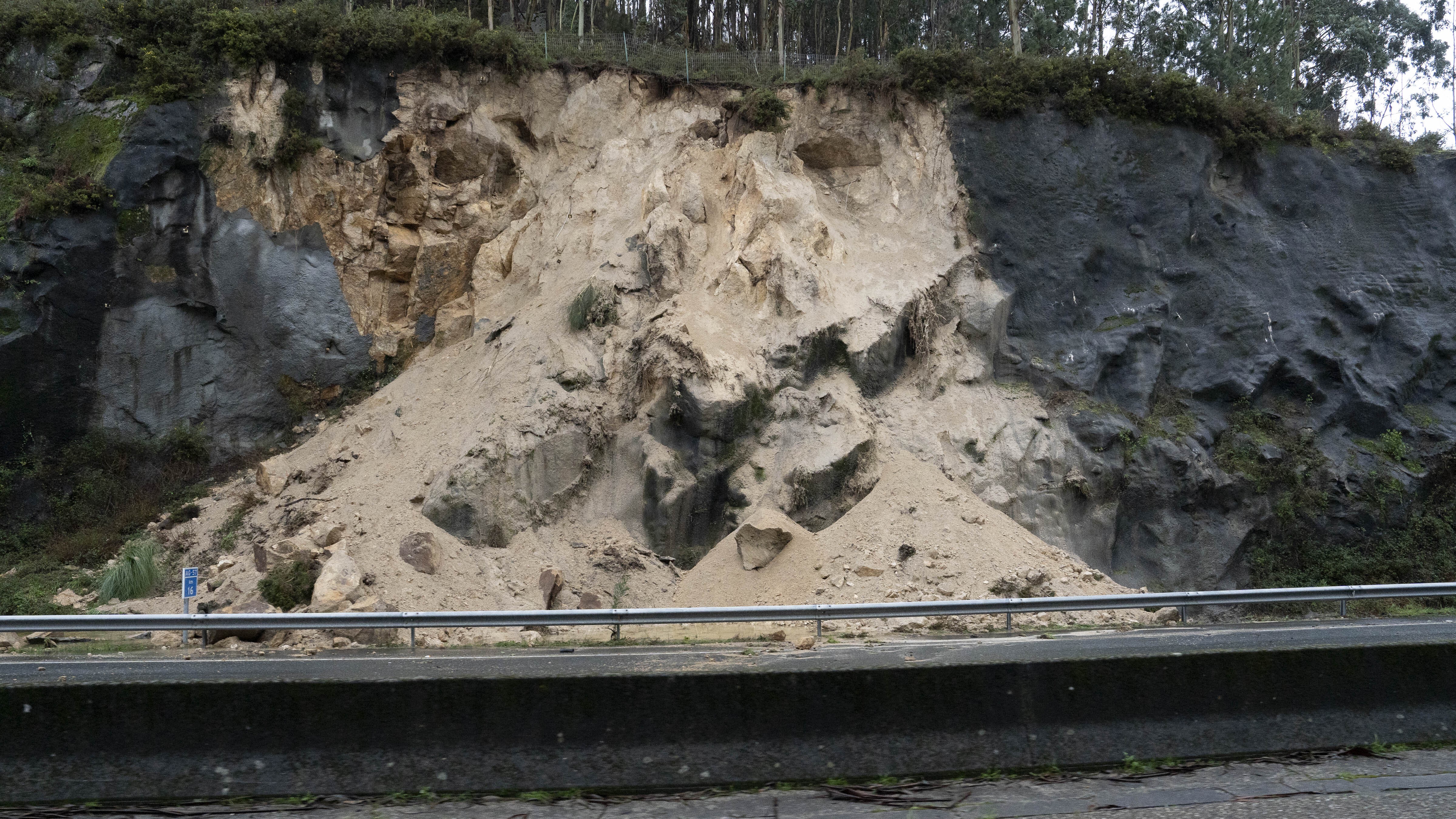 A chuvia deste inverno provocou un desprendemento de terras na autoestrada do Val Miñor o pasado mes de febreiro (Europa Press/Adrián Irago)