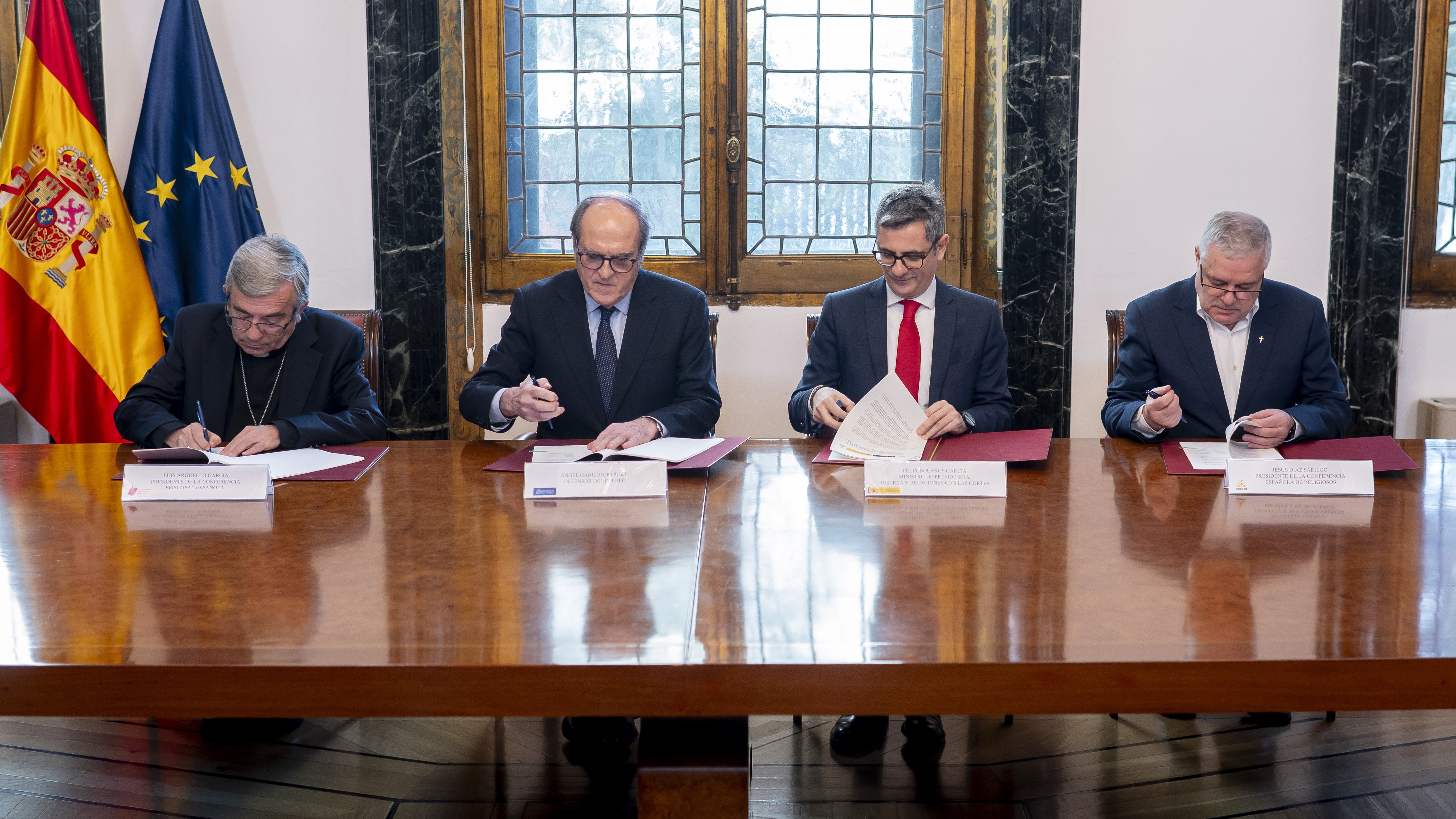 O ministro da Presidencia, Xustiza e Relacións coas Cortes, Félix Bolaños; o presidente da Confederación Episcopal Española, Luis Argüello; o presidente da Conferencia Española de Relixiosos, Jesús Díaz Sariego, e o Defensor do Pobo, Ángel Gabilondo, durante a sinatura do acordo, o pasado 30 de marzo (Alberto Ortega/Europa Press)