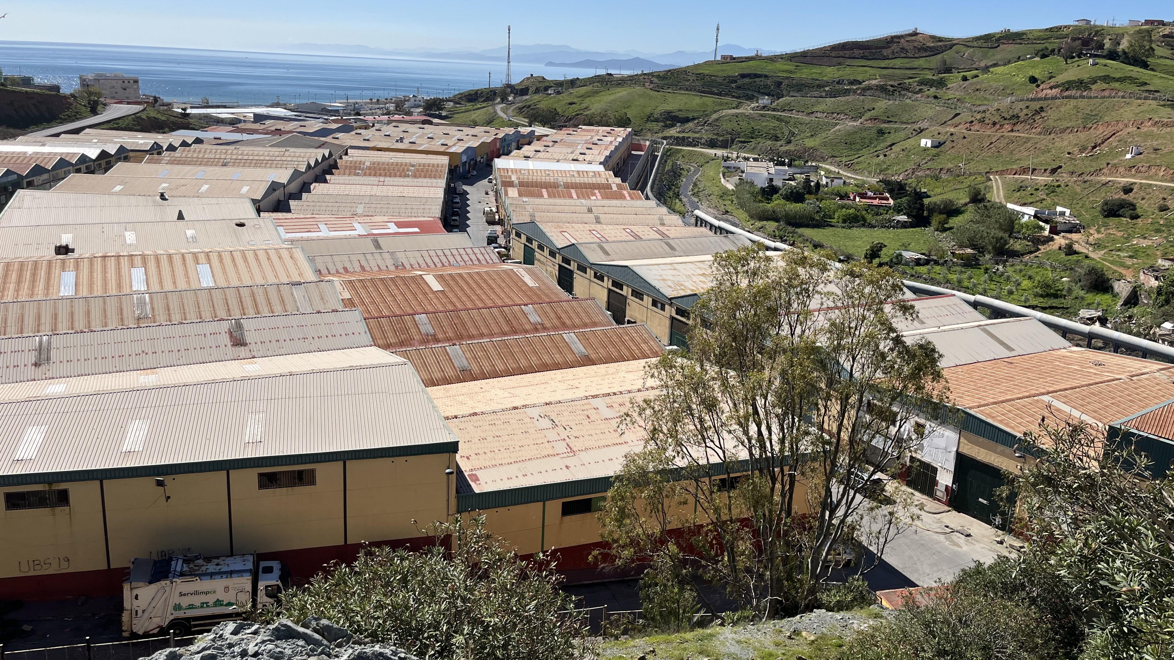Vista do polígono do Tarajal en que se aprecia a proximidade das naves industriais coa fronteira marroquí (EFE/Reduan Dris)
