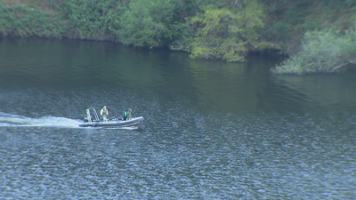 Un amplo dispositivo busca o mozo con embarcacións e medios aéreos e terrestres