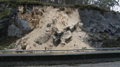 As chuvias deste inverno provocaron un desprendemento de terras na autoestrada do Val Miñor o pasado mes de febreiro (Europa Press/Adrián Irago)
