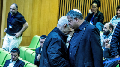 Netanyahu conversa co ministro de Seguridade Ben-Gvir (Reuters/Oren Ben Hakoon)