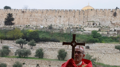 O cardeal Pizzaballa celebrou un rezo tras a cancelación da procesión do Domingo de Ramos en Xerusalén (Reuters)