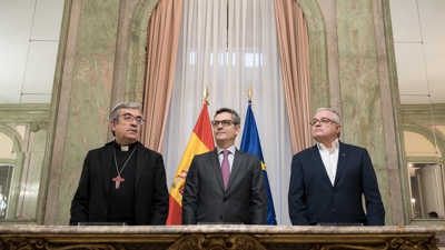 O ministro da Presidencia, Xustiza e Relacións coas Cortes, Félix Bolaños, o presidente da Confederación Episcopal Española, Luis Argüello, e o presidente da Conferencia Española de Relixiosos, Jesús Díaz Sariego (Diego Radamés - Europa Press Arquivo)