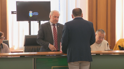 Miguel Tomé toma posesión como concelleiro nun pleno presidido polo seu pai, o alcalde José Tomé
